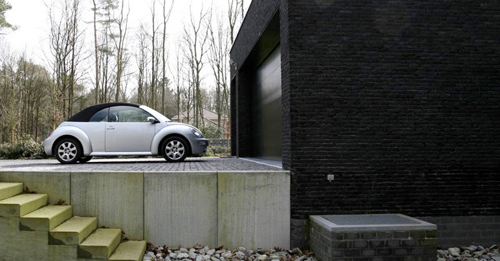 Black: How to create a Modern House?